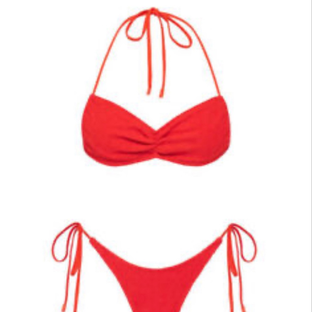 ISO RED GRETA TOP I WILL PAYYYY PLEASE LOOKING SEARCHING NEED